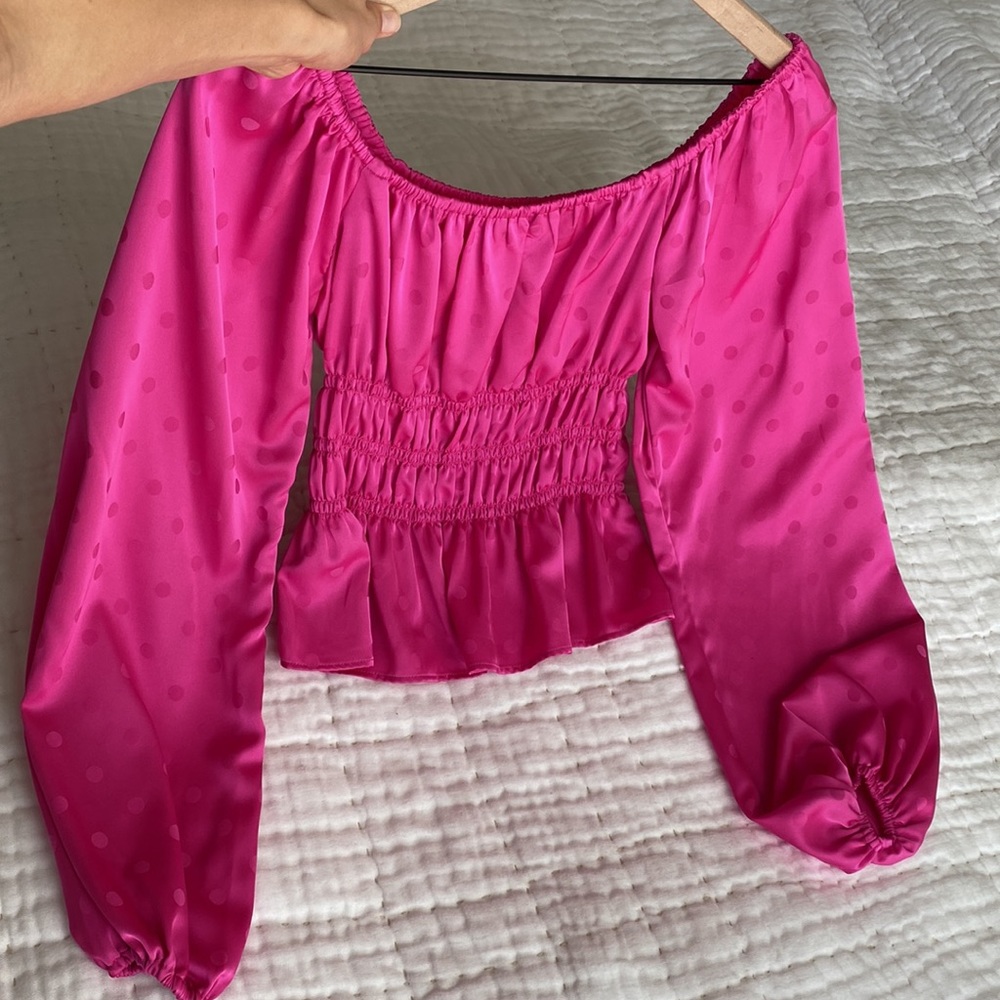 HOT PINK 💕 gorgeous top. Silky, fits amazing, looks & feels fabulous! WAYF XS